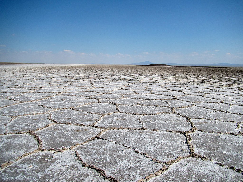 6. qom namak lake